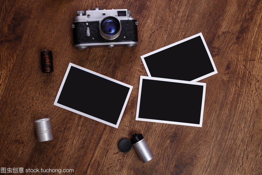 老式相机与空相框 时光凝固的艺术